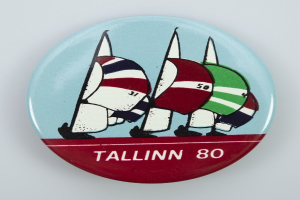 Der lettische Europaabgeordnete Kols überreichte Kaja Kallas ein Aufkleber mit einem "Baltic Chihuahua" vor dem Hintergrund der Flaggen der baltischen Länder