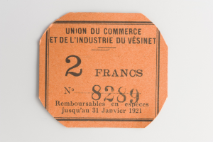 Orangefarbener Eintrittskarte mit "Union du Commerce et de l'Industrie du Vésinet" darauf, vor weißem Hintergrund.