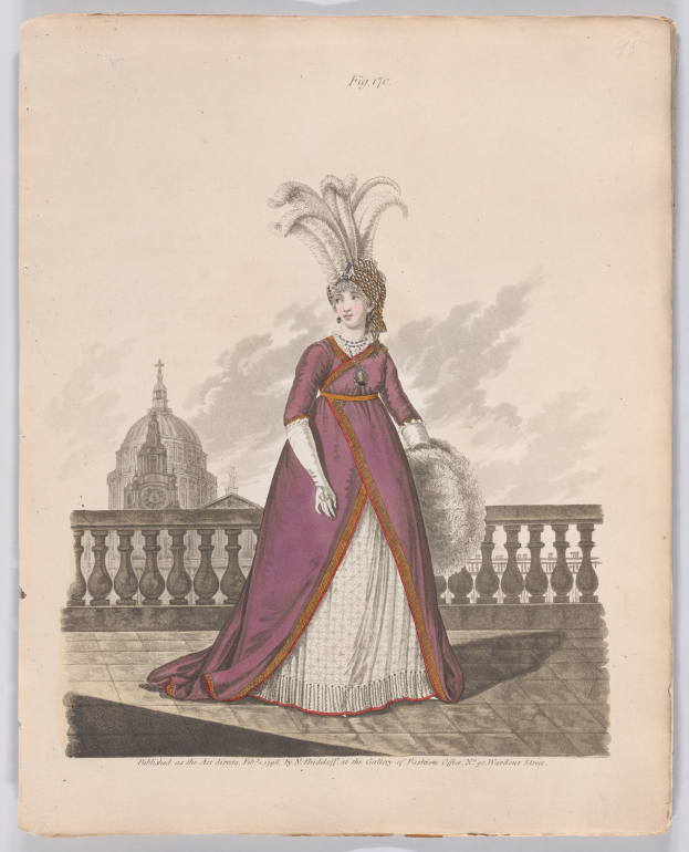 Frau in einem violetten und weißen Federkleid, die an einem Geländer steht, mit einem Gebäude und Wolken im Hintergrund, beschriftet mit 'Mode von New York, New Yorker Straße, 1790'.