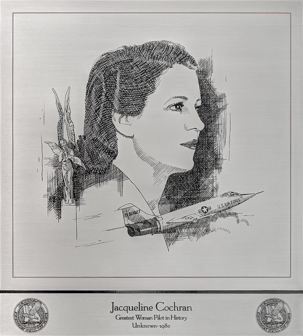 Schwarzes und weißes Porträt von Jacqueline Cochran, der größten Frau-Pilotin der Geschichte, mit Text und zwei Logos unten.