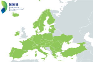 Eine Europakarte mit dem Logo des European Environmental Bureau in der linken oberen Ecke, die in verschiedenen Grüntönen schattiert ist, um die EU-Regionen anzuzeigen.