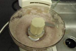 Ein Mischer mit einem Gegenstand darin und einem Loch in der rechten Ecke.