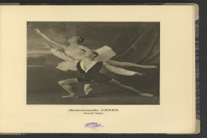 Ein Schwarz-Weiß-Foto eines Mannes und einer Frau in Ballettkleidung, die perfekt synchron tanzen, wobei der Mann ein weißes Tutu trägt und die Frau ein rosafarbenes Kleid trägt, und Text am unteren Rand des Rahmens.