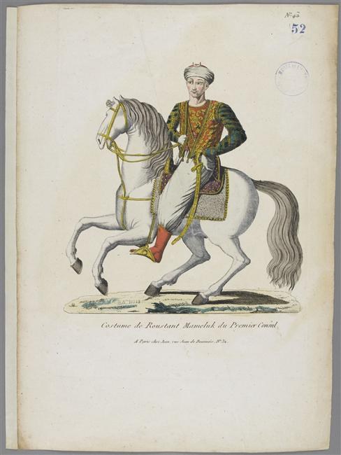 Ein Mann in einem farbenfrohen, detailreichen Kostüm der Premier-Courts reitet auf einem weißen Pferd mit Sattel und Zaumzeug, mit sichtbarem Text auf dem Papier.