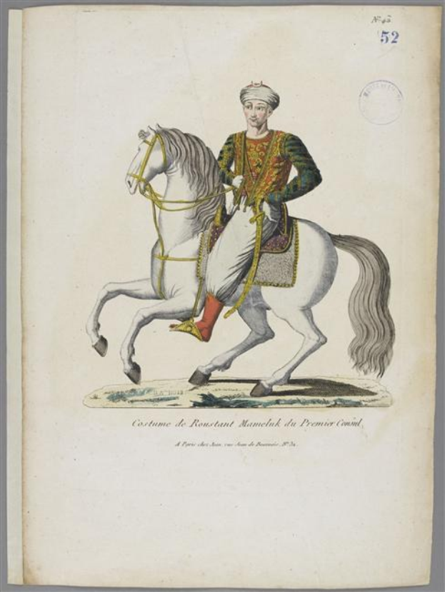 Ein Mann in einem farbenfrohen, detailreichen Kostüm der Premier-Courts reitet auf einem weißen Pferd mit Sattel und Zaumzeug, mit sichtbarem Text auf dem Papier.