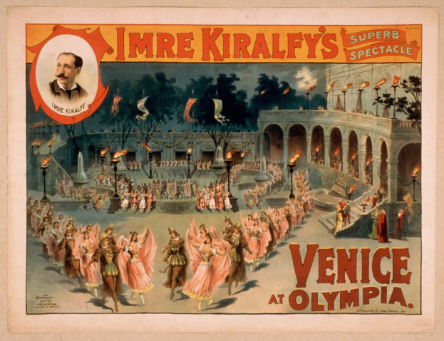 Plakat für Imre Kiralfys Super-Spektakel in Venedig, das kostümierte Performer vor einem gebogenen und säulengeschmückten Gebäude mit Laternenmasten und Bäumen im Hintergrund zeigt.