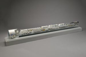 Ein detailliertes Modell eines Wasserstoff-Brennstoffzellensystems mit einem Kraftstofftank, Filter und Injektor, die mit einer Stromquelle auf einer weißen Oberfläche verbunden sind.