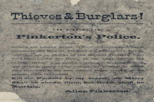Ein Plakat mit fetter schwarzer Schrift, das "Diebe & Einbrecher Pinkertons Polizei" auf einem weißen Hintergrund zeigt, eingerahmt von einem schmalen schwarzen Rand.