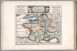 Ein aufgeschlagenes Buch mit einer detaillierten Karte von Deutschland und seinen Provinzen und Städten, begleitet von beschreibendem Text.