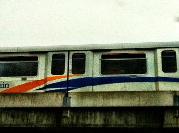 Ein Zug fÃ¤hrt Ã¼ber eine BrÃ¼cke.