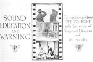 Schwarzes und weißes Plakat mit einer Gruppe von verängstigten Menschen in einem Raum, betitelt mit "sound education and warning" oben.