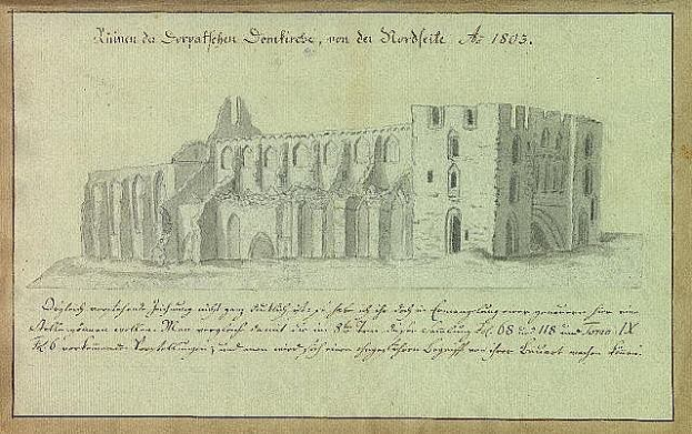 Ein detailliertes Skizze einer verfallenen Kirche in Deutschland, mit umgebenem Grün, begleitet von einem Papier mit Text und zusätzlichen architektonischen Details.