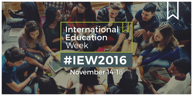 Gruppe von Menschen auf einer Couch sitzend, einige halten Bücher und Stifte, mit dem Text "International Education Week IEW 2016" in der Mitte, die über das Ereignis diskutieren zu scheinen.