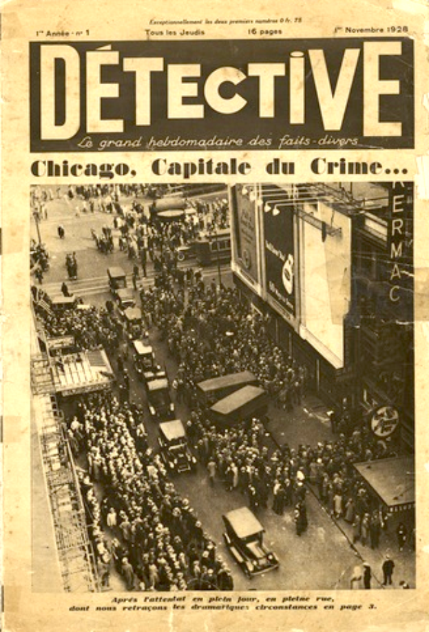 Eine alte Zeitung mit einem Foto von einer belebten Straßenszene mit Menschen, Fahrzeugen und Gebäuden, begleitet von der Schlagzeile "Detektiv, Chicago, Hauptstadt der Verbrechen".