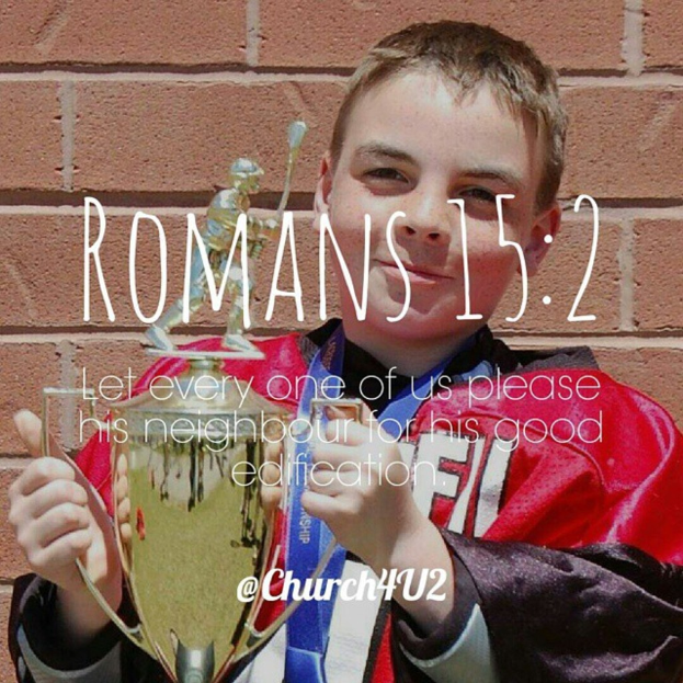 Ein Junge steht mit einem Erinnerungsstück in der Hand vor einer Ziegelwand und es gibt Text auf dem Bild.