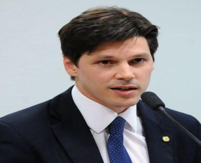 Ein Mann im Anzug spricht in ein Mikrofon, wahrscheinlich spricht er die Genehmigung eines Gesetzes zur Abschaffung des Internets an.