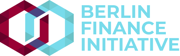 Das Logo der Berlin Finance Initiative zeigt einen blauen Kreis mit weißer Umrandung und einem weißen 'B' in der Mitte, umgeben von einem weißen Ring mit blau-weißem Karomuster, alles auf einem weißen Hintergrund mit den Worten 'Berlin Finance Initiative' in fetter schwarzer Schrift.