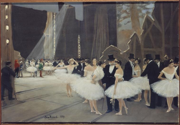 Ein Bild mit dem Titel "Tanz an der Oper" von Jean Beraud aus dem Jahr 1889, das eine Gruppe von Tänzern in weißen Tutus und Hüten auf einer Bühne zeigt, die von Lichtern beleuchtet und von einem Foto Rahmen umgeben ist.