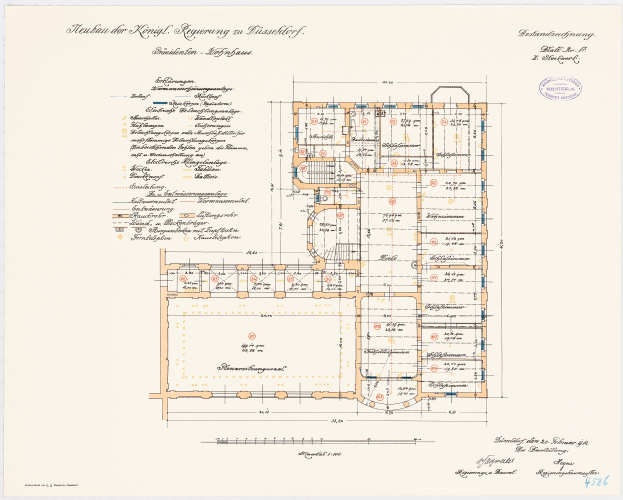 Ein detaillierter Grundrissplan der Reichskanzlei in Dresden, Deutschland, der mehrere Räume, Flure, Fenster und Türen zeigt, zusammen mit begleitendem Text, der das Layout beschreibt.