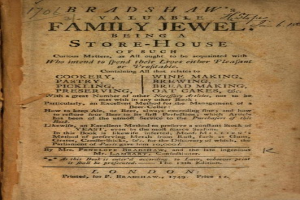 Ein offenes altes Buch mit dem Titel "Family Jewel Being a Store-House" in Kursivschrift und einem dekorativen Rand.