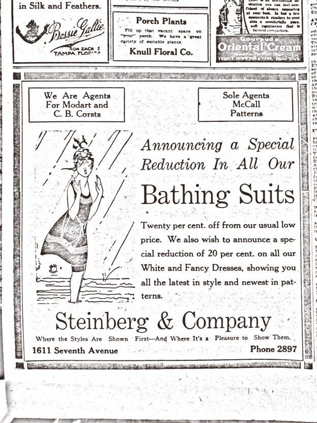 Eine Frau in einem weißen Rollkragenpullover mit langen Ärmeln und einem Dutt, die zentral in einer Werbung für Steinberg & Company Badesachen steht.