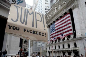 Eine große Menschenmenge mit Schildern und Plakaten, amerikanische Flaggen und Gebäude im Hintergrund.