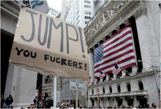 Eine große Menschenmenge mit Schildern und Plakaten, amerikanische Flaggen und Gebäude im Hintergrund.