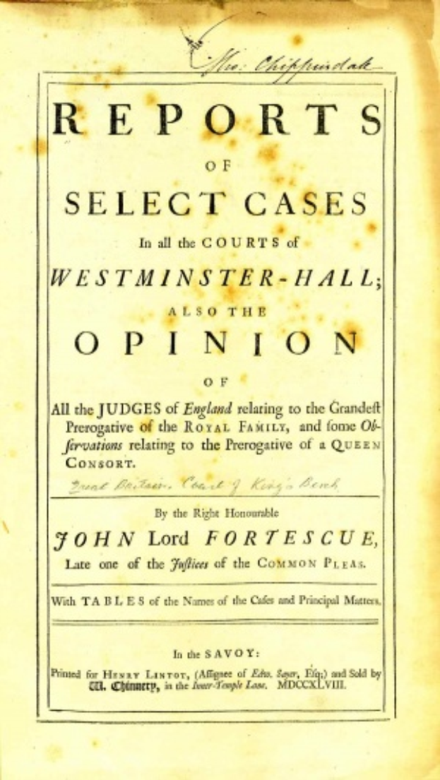 Ein altes Buch mit dem Titel 'Berichte über ausgewählte Fälle in den Gerichten von Westminster-Hall sowie die Meinung von John Lord Fortescue' ist geöffnet und zeigt eine Seite mit schwarzem Text.