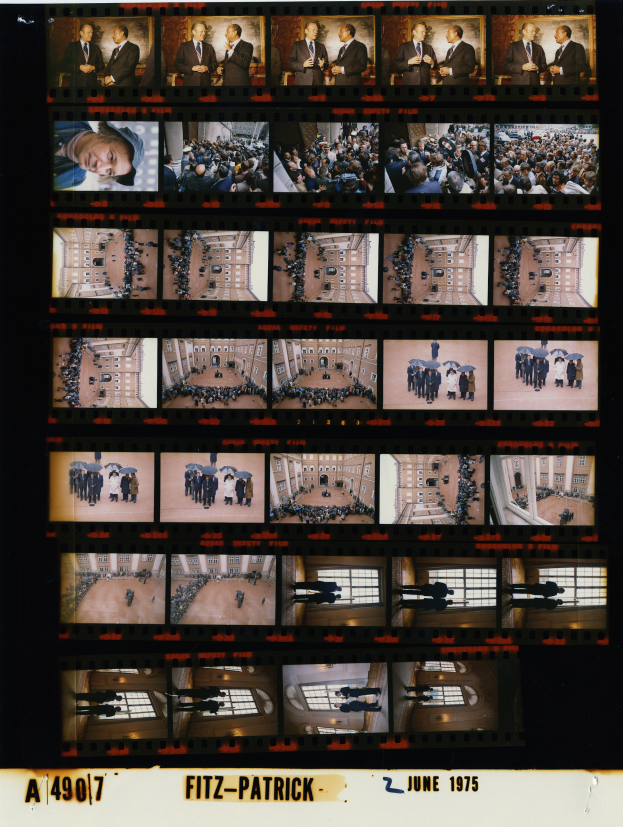 Ein Filmstreifen mit einem Raster von Fotos von Menschen in Anzügen und Krawatten, jeder in verschiedenen Posen, mit verschiedenen Farben von leuchtend bis gedämpft und Text unten.