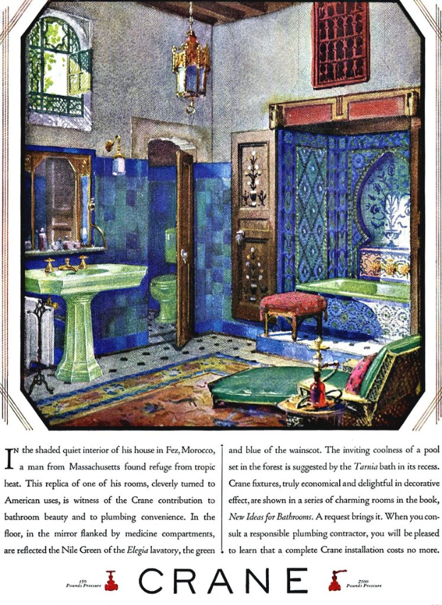 Eine Badezimmerszene mit Waschbecken, Wasserhahn, Spiegel, Lampe, Fenster, Tür, WC, Hocker, Stuhl, Badewanne und einem Teppich, dargestellt auf einer Seite eines Buches mit gedrucktem Text.