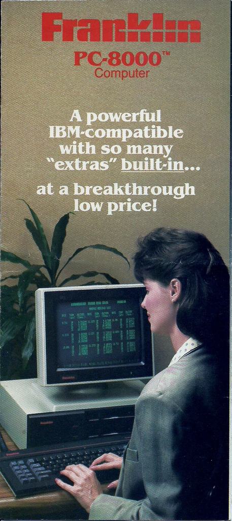 Eine Anzeige mit einer Frau, die an einem Schreibtischcomputer arbeitet.