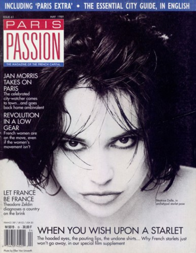 Plakat für Paris Passion Magazine mit einer Frau in einem weißen Kleid mit tiefem Ausschnitt, einem stylischen Bob, geschlossenen Augen und leicht geöffneten Lippen auf einem neutralen Hintergrund mit "Paris Passion" in fetter schwarzer Schrift.