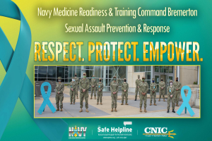 Ein Plakat mit einer Gruppe uniformierter Personen vor einem Gebäude, das sexuelle Belästigung und -verbrechen im Navy Medicine Readiness & Training Command Bremerton prevention and response services bewirbt.
