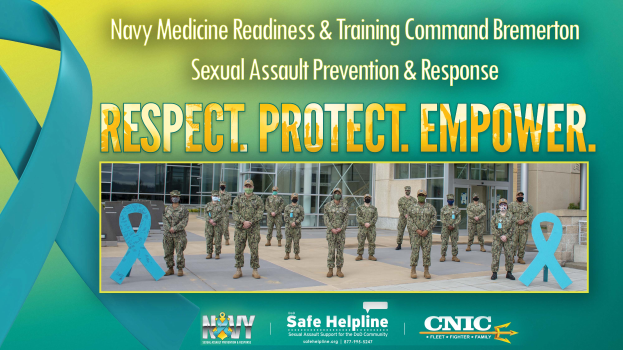 Ein Plakat mit einer Gruppe uniformierter Personen vor einem Gebäude, das sexuelle Belästigung und -verbrechen im Navy Medicine Readiness & Training Command Bremerton prevention and response services bewirbt.