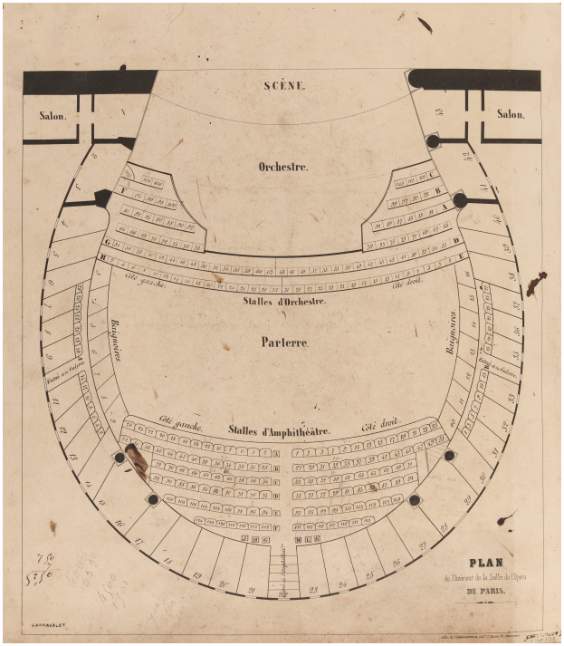 Ein detaillierter alter Stadtplan des Theatre Royal in Paris, Frankreich, der die Sitzanordnung des Auditoriums, die Bühne und das Orchester zeigt, mit Texten, die das Layout und die Größe der Sitzbereiche beschreiben.
