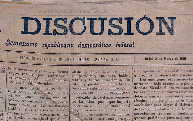 Eine gelbliche, leicht zerknitterte Zeitung mit der schwarzen Aufschrift 'Diskussion', auf der die Schlagzeile 'Semanario Repúblicano Democrático Federal' steht.