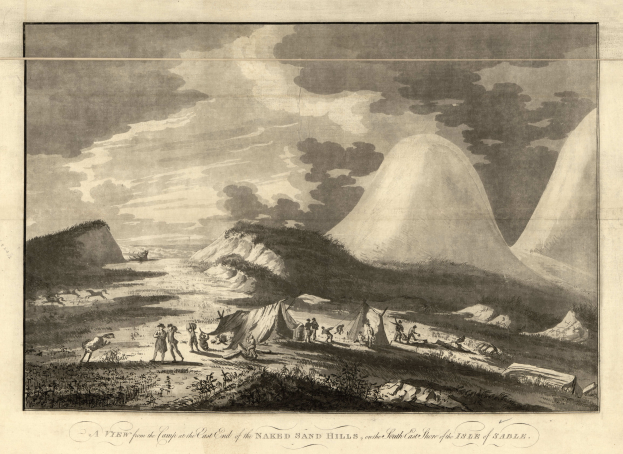 Eine Gruppe von Menschen vor einem Berg an der Ostseite von grasbewachsenen Sandhügeln unter einem bewölkten Himmel, mit Text auf einem Papier am unteren Rand des Bildes.