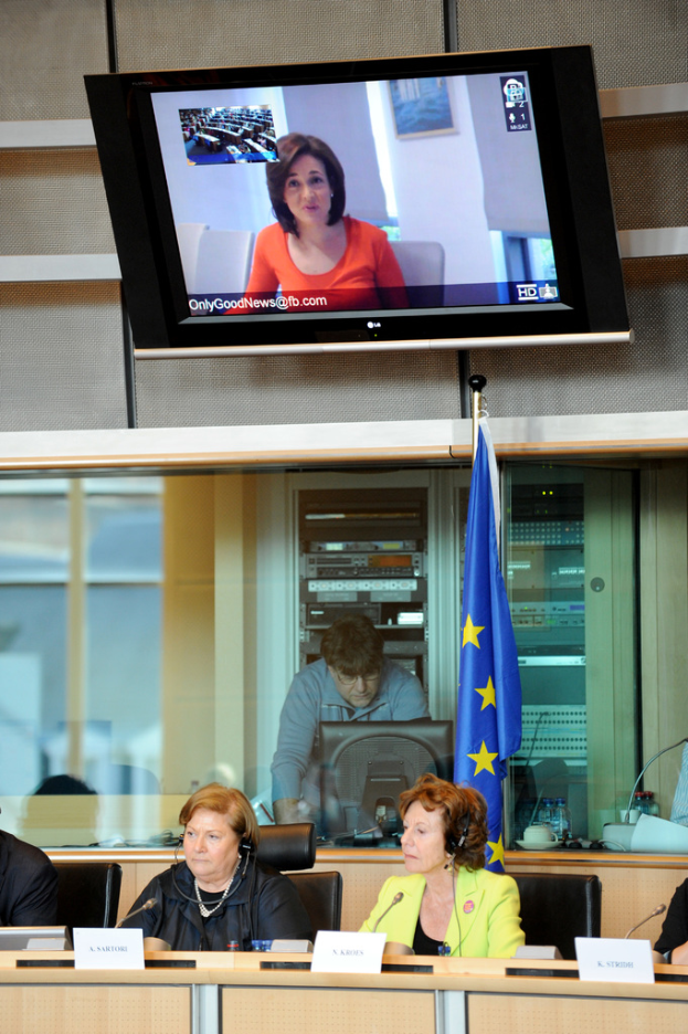 Oberes Bild: Ein Fernsehsender mit einem Nachrichtensprecher und Grafiken. Unteres Bild: Eine Gruppe von Menschen, die auf Stühlen sitzen, wobei eine Person im Hintergrund steht.