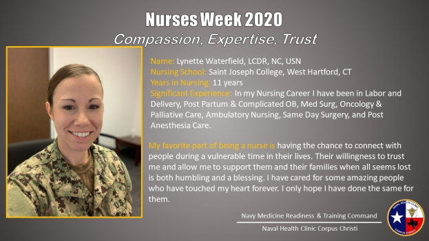 Eine Frau in einer Militärmilitäruniform lächelt warm und repräsentiert die Nurses Week 2020 mit dem Text "Mitgefühl, Expertise, Vertrauen" daneben.