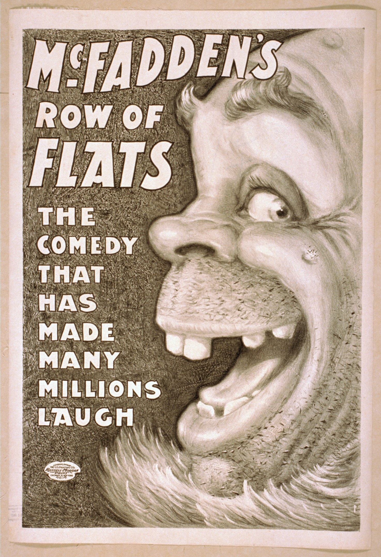 Ein Plakat mit einer Person mit breitem, strahlendem Grinsen und wilden Haaren auf einem hellgelben Hintergrund, mit der Aufschrift "McFadden's Row of Flats: Die Comedy, die viele zum Lachen gebracht hat" darunter.