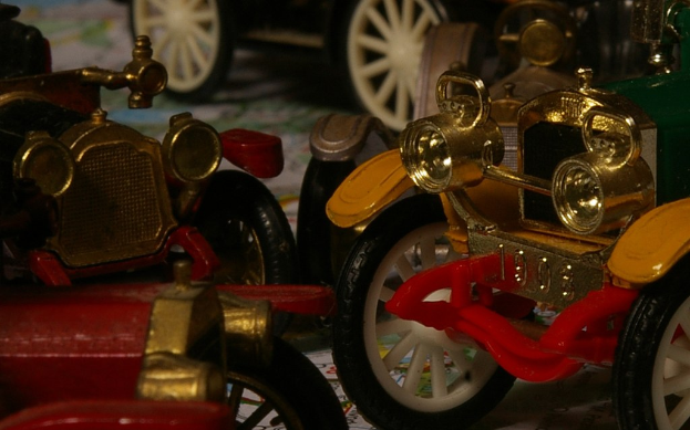Eine Sammlung von Spielzeugautos.