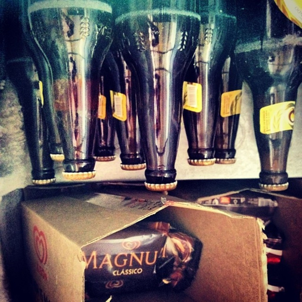 Mehrere Flaschen sind auf einer Oberfläche mit Kartons darunter angeordnet.