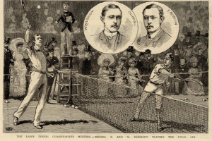 Eine Schwarz-Weiß-Zeichnung von zwei Männern, die auf einem Platz mit einem Netz Tennis spielen, und Zuschauern im Hintergrund, mit Text unten, der "The Lawn Tennis Championship Meeting - Messers, E und W Renshaw Playing the Final Set" lautet.