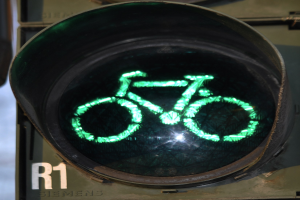 Grüne Ampel mit Fahrradsymbol, beleuchtet an einer Wand.