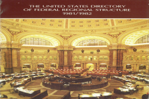 Einblicke in das United States Directory of Federal Regional Structure 1981/1982, das einen Raum voller Menschen an Tischen zeigt, die mit Papieren und Gegenständen bedeckt sind, mit Säulen und Bögen im Hintergrund und Text oben auf dem Bild.