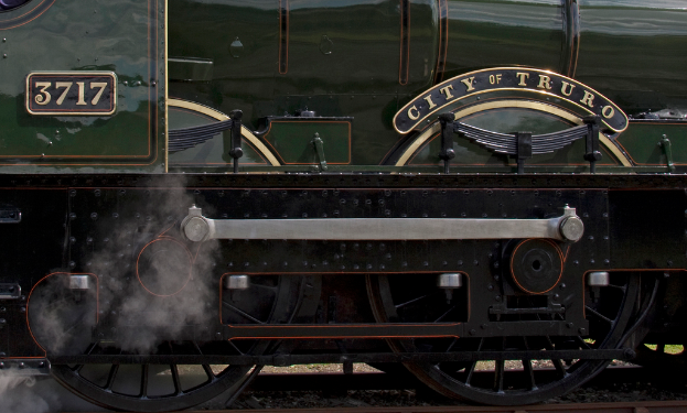 Ein Zug fährt auf Schienen.