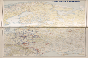 Ein altes Buch mit einer detaillierten Karte von Europa, das Flüsse, Berge, Städte und begleitenden Text mit geografischen Informationen zeigt.