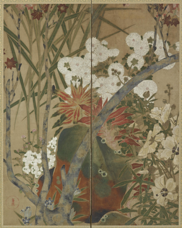 Ein japanischer Bildschirm mit einem leuchtenden Gemälde einer üppigen Landschaft mit detaillierten Darstellungen verschiedener Blumen und Pflanzen in hellen, leuchtenden Farben.