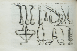 Ein aufgeschlagenes Buch mit einer sorgfältig gezeichneten Darstellung verschiedener chirurgischer Instrumente und begleitendem Text.