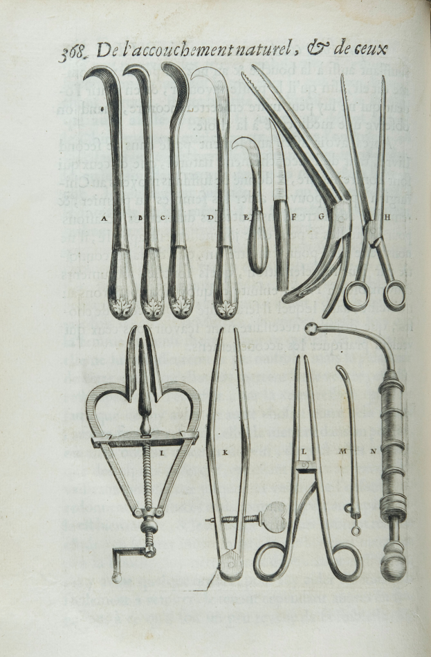 Ein aufgeschlagenes Buch mit einer sorgfältig gezeichneten Darstellung verschiedener chirurgischer Instrumente und begleitendem Text.